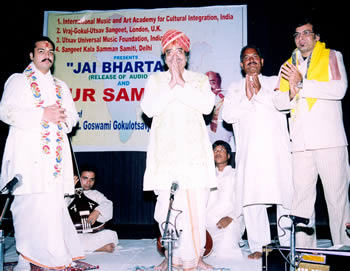 Dr Pandit Gokulotsavji felicitated by son of Ustad Amir Khan, Shahbaz Khan with Paghadi